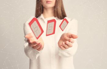 Chica lanzando varias tarjetas SIM